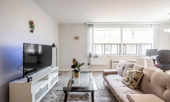 Midtown Toronto Apartment | Sunny cozy 1 bedroom in Downtown Toronto