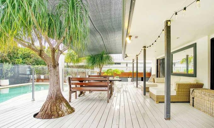 Broadbeach Waters Apartment | Sunny Days Poolside at an Entertainers Oasis