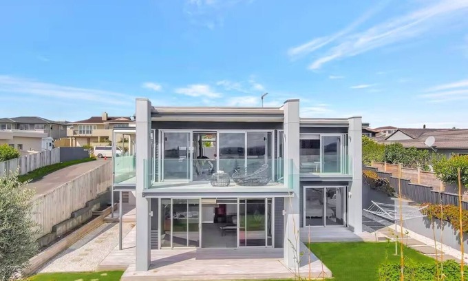 Bucklands Beach House | Sunny East Residence