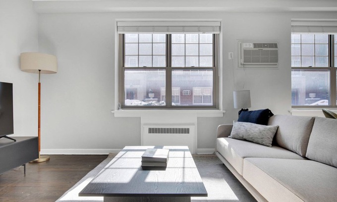 Evanston Apartment | Sunny Evanston 2BR, 1 mile from Northwestern campus, by Blueground