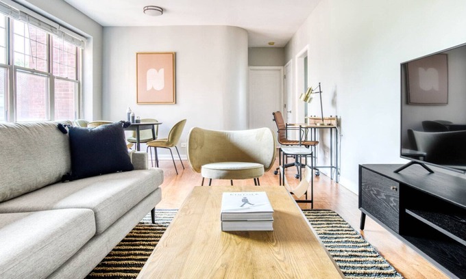 Evanston Apartment | Sunny Evanston 2BR w/ W/D, 1 mile to Northwestern campus, by Blueground