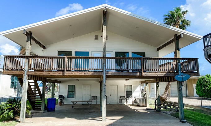Port O Connor House | Sunny Family Friendly House 1500 sqft ~ Oversized Covered Deck ~ .5 m to Beach