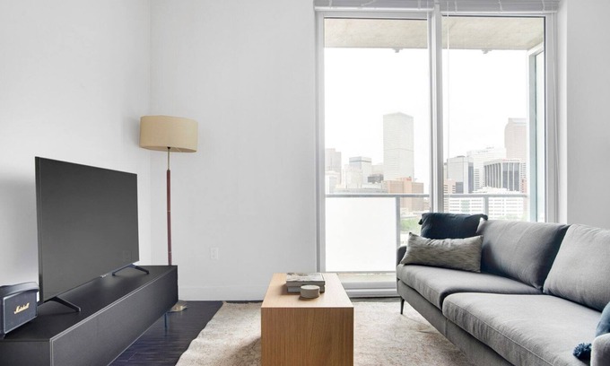 Golden Triangle Apartment | Sunny Golden Triangle 1BR w/ Gym & Pool nr Art Museum, by Blueground