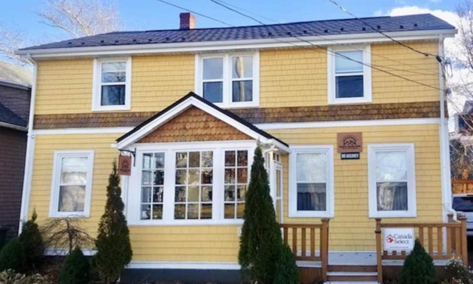 Queens Square Bed & Breakfast | Sunny Home B&B