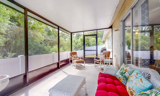 New Port Richey East House | Sunny Home - Screened-In Porch - Close to Beach