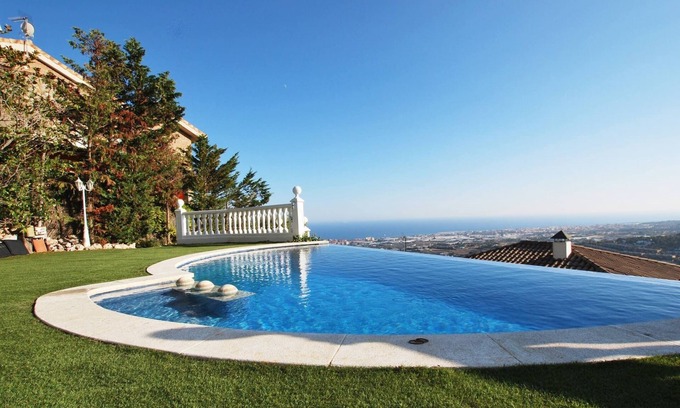 Cabrils Ski Chalet | Sunny house - Infinity pool with spectacular views