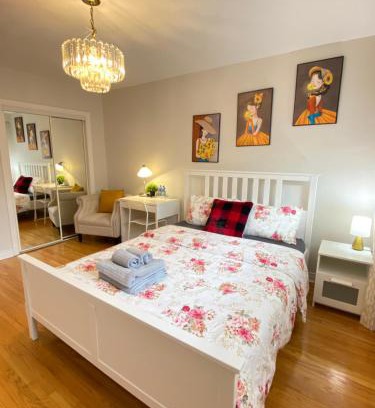 Black Creek House | Sunny House - Main Floor, Free parking, in Toronto