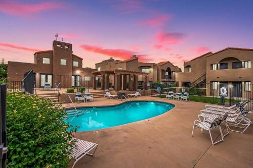 Hedrick Acres Apartment | Sunny King-sized 1BD Condo near UofA and UMC w Pool, Parking - Low Summer Rates!