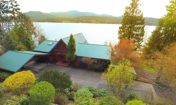 Bellingham House | Sunny Lake Whatcom Waterfront Pvt 200' Beach/Dock/Boat Launch/Kayaks/SUP/Hot Tub