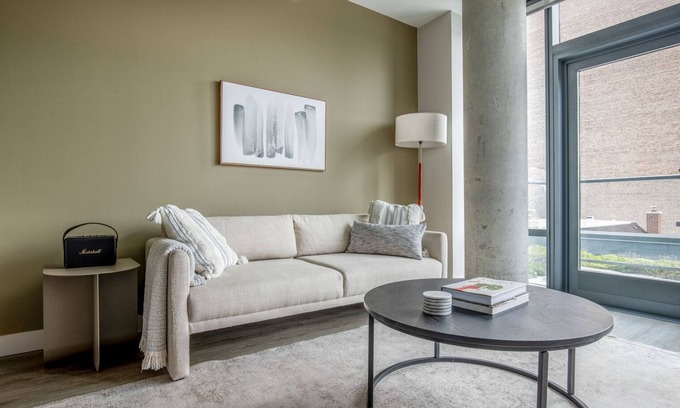 Lake View East Apartment | Sunny Lakeview 1BR w/Rooftop & Gym, nr Lincoln Park, by Blueground