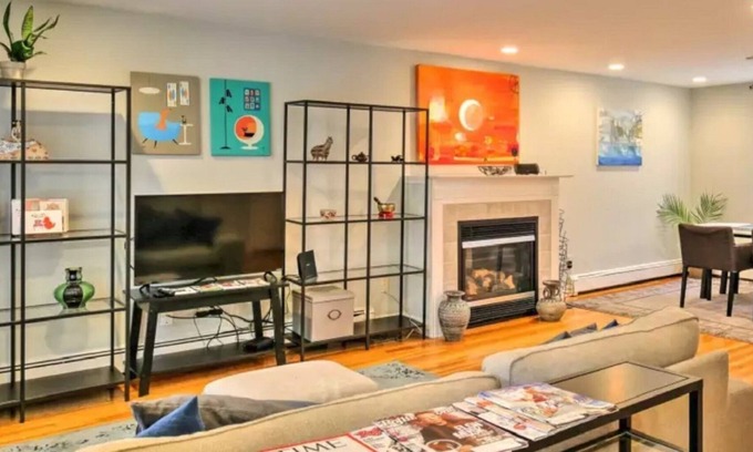 Newton Corner House | Sunny Modern w/parking Outdoor Hut Tub Sauna Wi-Fi near BC BU Boston Cambridge ✈