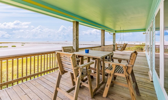 Galveston House | Sunny oceanfront home with enclosed yard, full kitchen, & washer/dryer