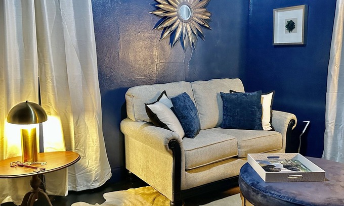 Downtown Apartment | Sunny one bedroom apt 5 suite downtown