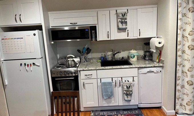Walnut Creek House | Sunny One Bedroom In-law Walking Distance to Public Transit