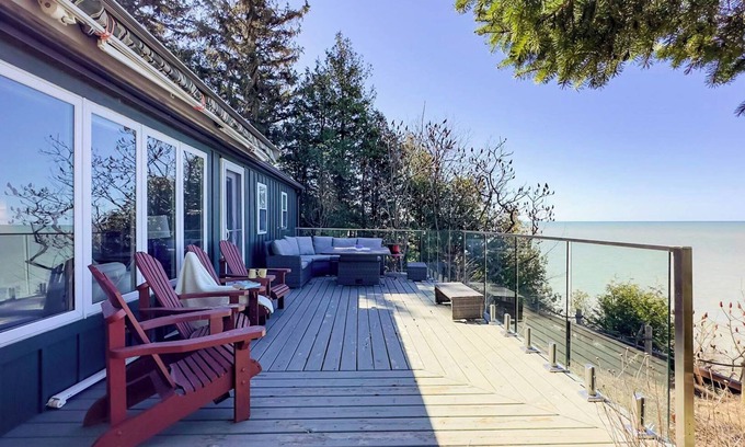 Central Huron Cottage | Sunny Pines-Front row to best sunsets in the world