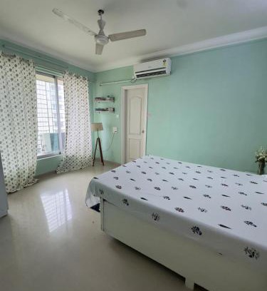 Bhudargarh Colony House | Sunny Pink Room with Balcony, Andheri Hotspot