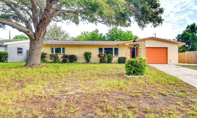 Seminole House | Sunny Seminole Retreat w/Patio, Near Beaches!