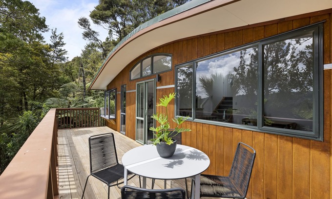 Bethells Beach House | Sunny, Sheltered And Minutes From The Beach
