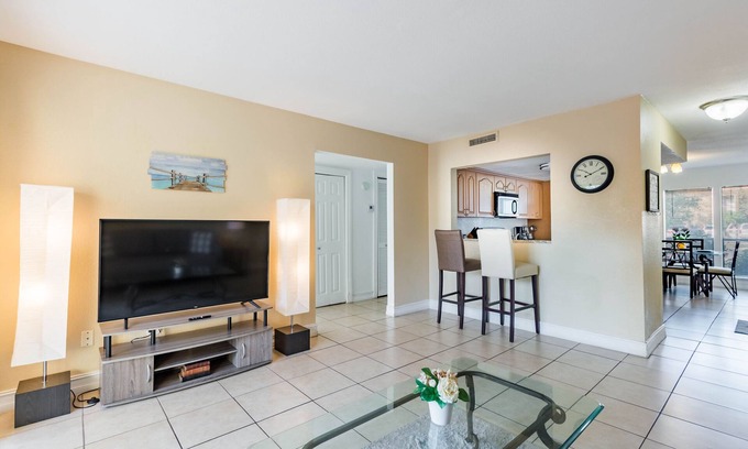 Gulf Gate Estates Apartment | Sunny Spacious Condo 3 Miles to Siesta Key Beach