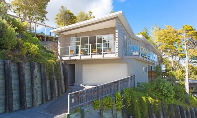 Paihia House | Sunny Spacious Seaview stunner