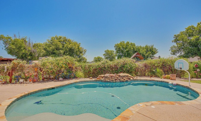 Stephenville House | Sunny Stephenville Home w/Pool: 4 Mi to Downtown