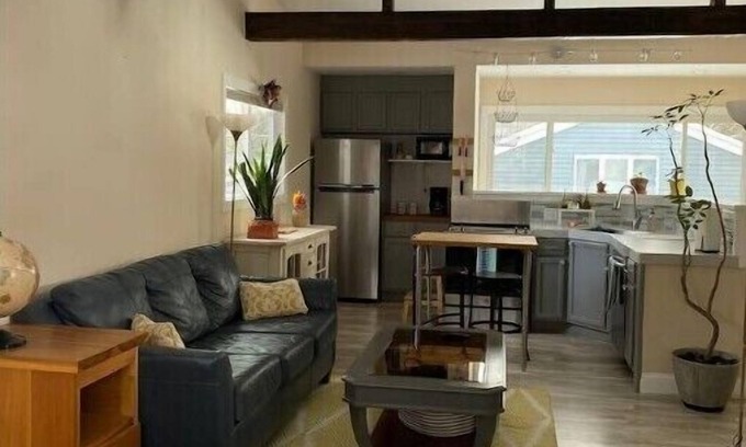 Athens Apartment | Sunny studio apartment close to everything.n