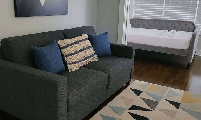 East Albany Park Apartment | Sunny & Stylish 2BR S