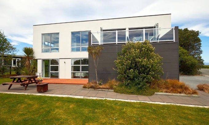 Kaikoura House | Sunny Stylish Sea Views