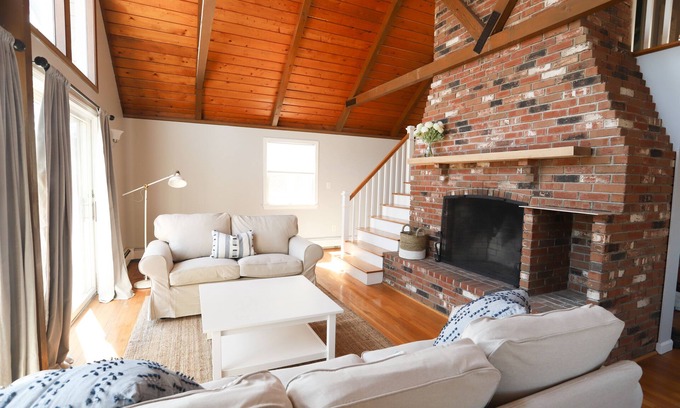 Little Compton House | Sunny Summer Beach House near South Shore Beach