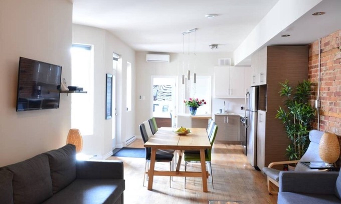 Plateau Mont Royal Apartment | Sunny Top Floor - Terrace - 4 bedrooms + 3 bathrooms - WiFi + possible parking!