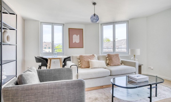 Hottingen Apartment | Sunny Weinegg 2.5 Room w/Storage, 10 mins to Seefeld, by Blueground