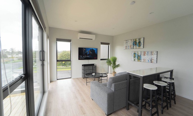Sunnyhills House | Sunnyhills Viewside Town House | Wi-Fi & Netflix
