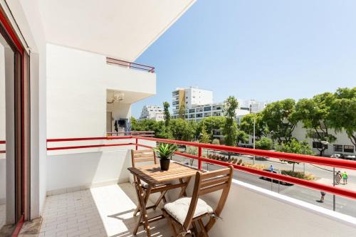 Maia Apartment | SunnyQuarters WalktoBeach 2BR AC
