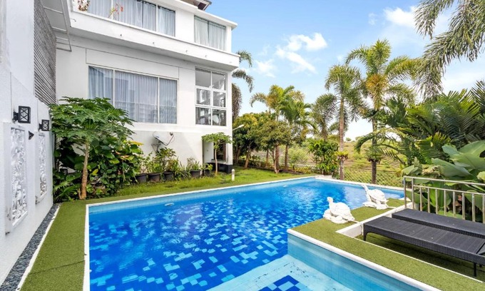 Taman Griya Villa | SUNNYRENT Luxury TJ White villa in Nusa Dua