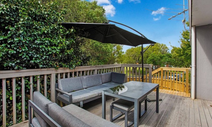 Half Moon Bay House | Sunnyside Townhouse with Rumpus, Parking and Deck