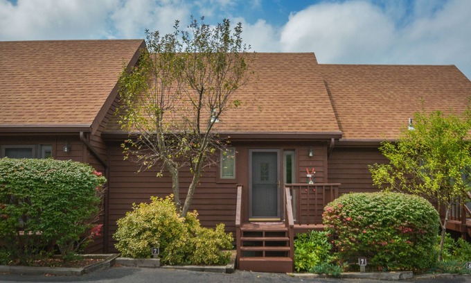 McHenry House | Sunplace 07 | Pet Friendly, Community Pool, Lake!