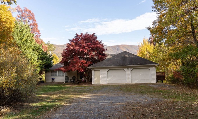 Luray Cottage | Sunridge Retreat is a secluded cabin in Luray, VA for large family and friends