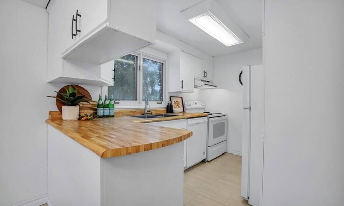 Fenelon Falls Cottage | Sunrise Cottage - Private Beach on Sturgeon Lake