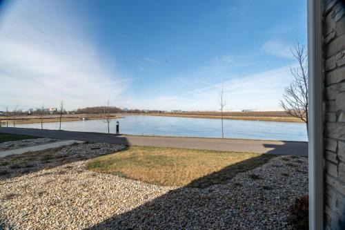 Whitestown Apartment | Sunrise Glow Spacious 2BR 2BA 2 King Beds Gym WFH
