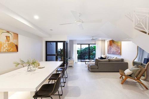 Sunrise Beach Apartment | 'Sunrise Luxury Beach Retreat, easy walk to beach