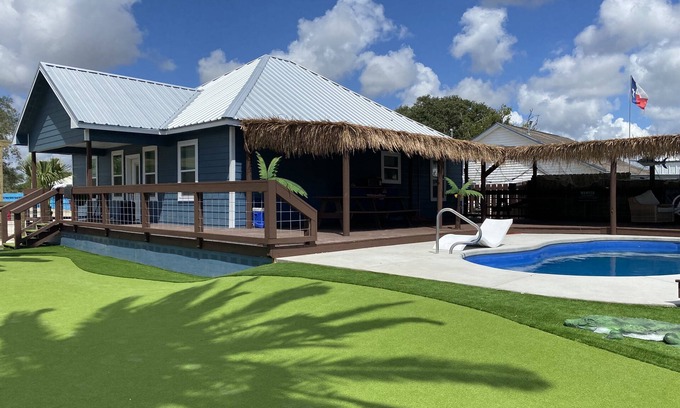 Matagorda Resort | Sunrise Palms. Pool, putting green and palapa. Perfect