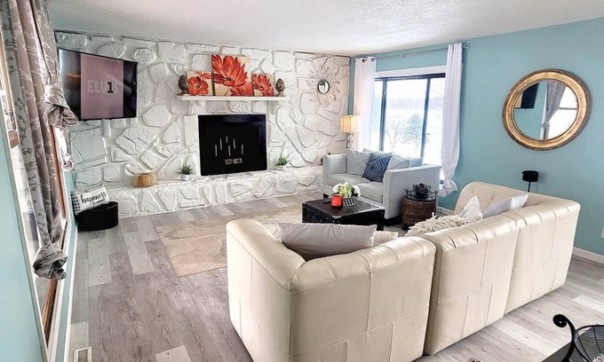 New Prague House | Sunrise & Sunset Lakeshore Views - Sleeps up to 10