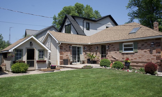 Innisfil Cottage | Sunrise Villa on the Lake