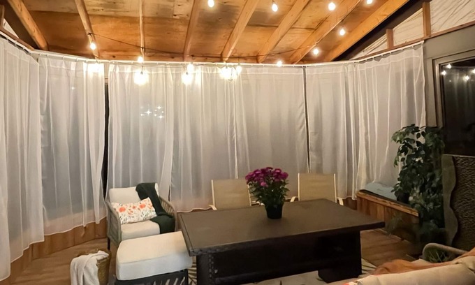 White Oaks House | Sunroom, Cinema & Pool table Spacious Central Home!