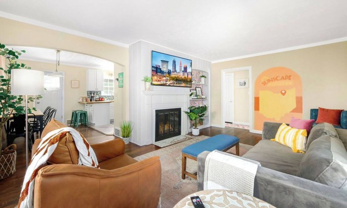 South Euclid House | Sunscape Bungalow: Themed Rooms, Library/Office, 20 min Downtown, Wifi, Games WD