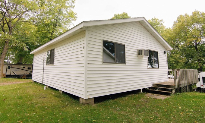 Richmond Cabin | Sunset Bay, a 3BR lakefront cabin situated on the Horseshoe Chain of Lakes