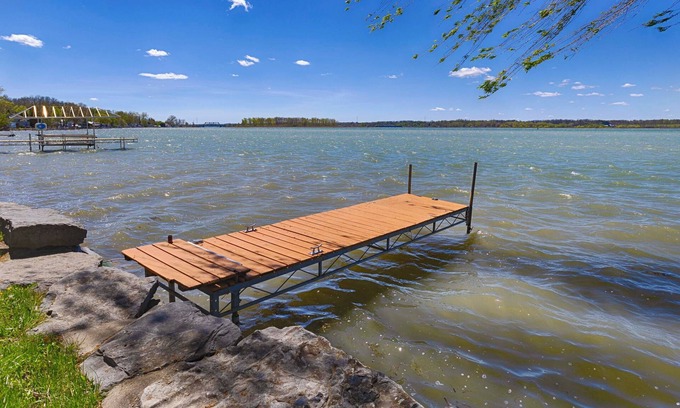 Cayuga Cottage | Sunset Bay:"A Quaint Bungalow by the Lake"