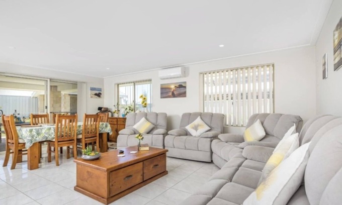 Sunset Beach Bed & Breakfast | Sunset Beach bed & breakfast is hosted accommodation 50 meters from the beach.