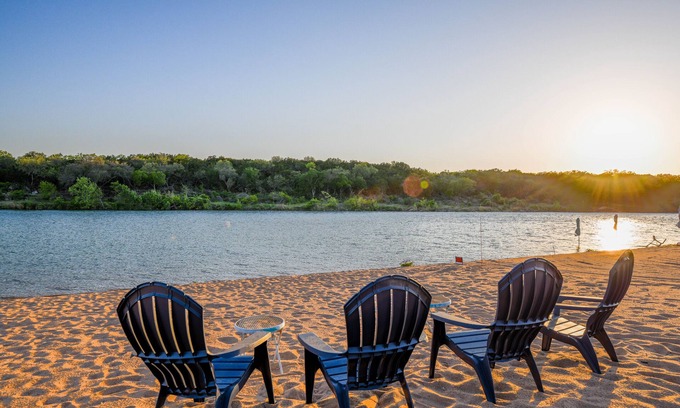 Kingsland House | Sunset Beach Bungalow- Lakefront w/Views & Beach