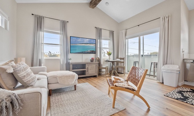 Sunset Cliffs Apartment | Sunset Cliffs Dream House - Patio, W/D, Steps to the Ocean!